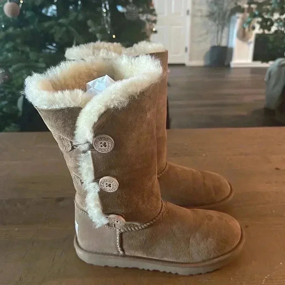 UGG BAILEY BUTTON TRIPLET BOOTS GIRLS SIZE 4 - Picture 1 of 9